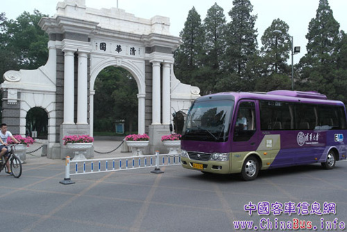 而在车型选择上,宇通e7系列纯电动客车轻便灵活,容量适中,零排放