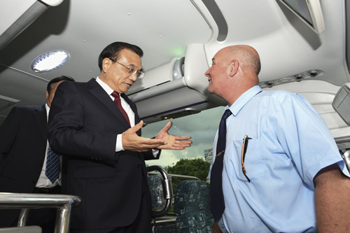 李克强在古巴体验中国出口客车 考察中国装备“走出去”