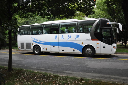 百年浙大迎“新生” 宇通客车徜徉求是园