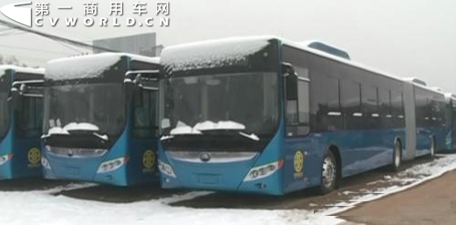 郑州快速公交系统投入71辆宇通混合动力客车